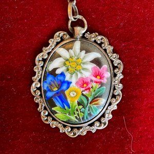 Beautiful vintage flower necklace
